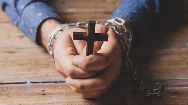 Sacerdote católico es sentenciado a ocho años de cárcel por abusar de una joven en Bolivia